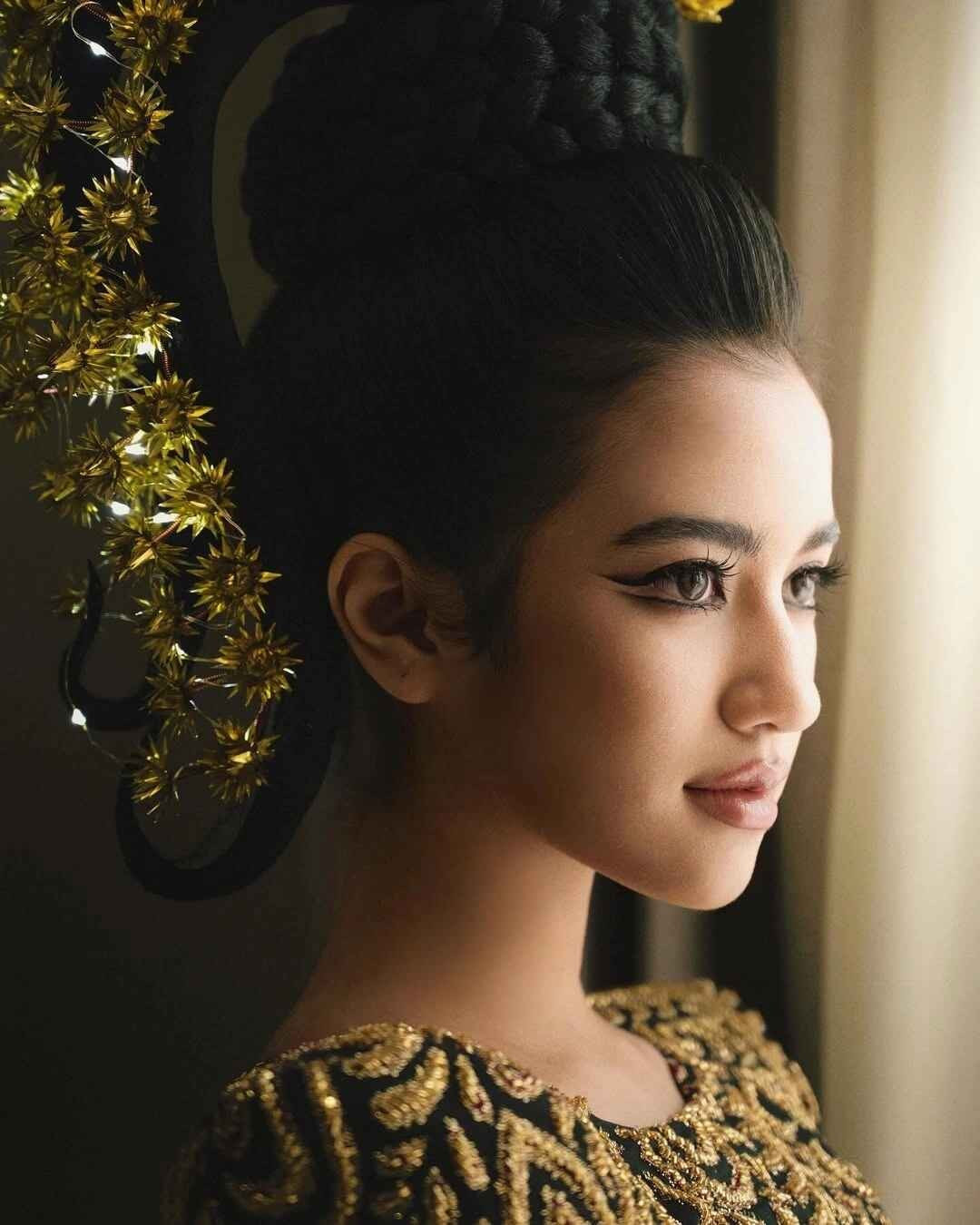 Công chúa Norodom Jenna ký hợp đồng với công ty giải trí từ năm 2018, hiện làm ca sĩ, diễn viên.