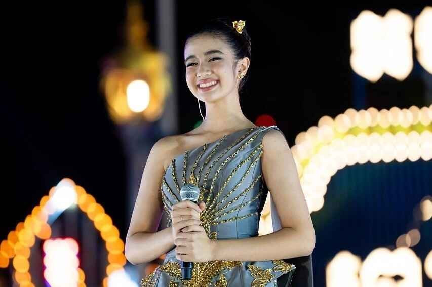 Công chúa Norodom Jenna có phong cách thời trang đa dạng khi dự sự kiện như đầm lệch vai, xuyên thấu, corset dài chấm gót hoặc quét sàn, giày cao gót.