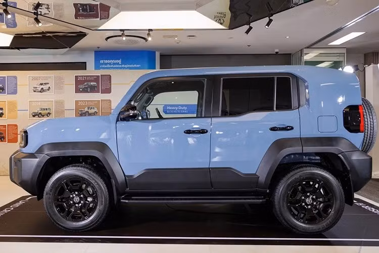 Để nhắc lại, vào tháng 3/2026 Toyota đã bán Land Cruiser FJ tại Thái Lan với một phiên bản cao cấp duy nhất. Giá khởi điểm của mẫu xe SUV địa hình cỡ nhỏ đầy cá tính này được công bố là 1.269.000 Baht (tương đương 1,031 tỷ đồng).