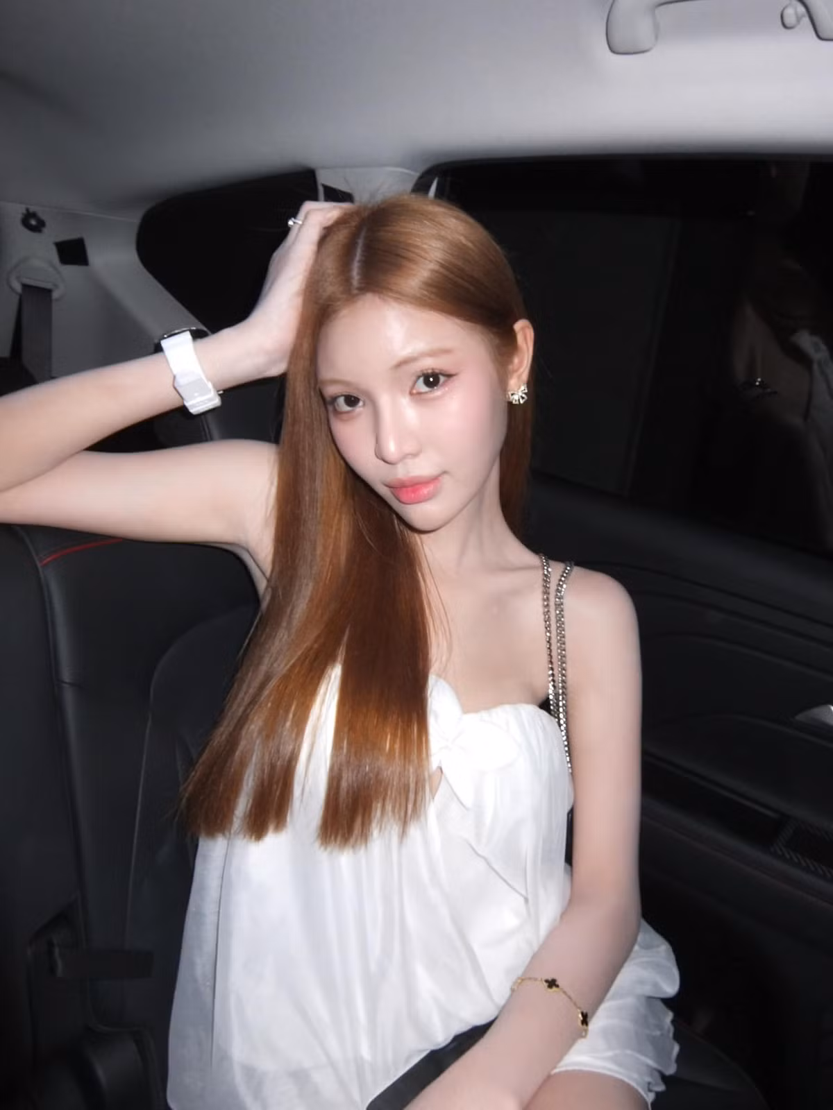 Tường San cũng là mỹ nhân gây bất ngờ khi tiết lộ năm 18 tuổi, một mình sang Thái Lan thực hiện cuộc phẫu thuật.