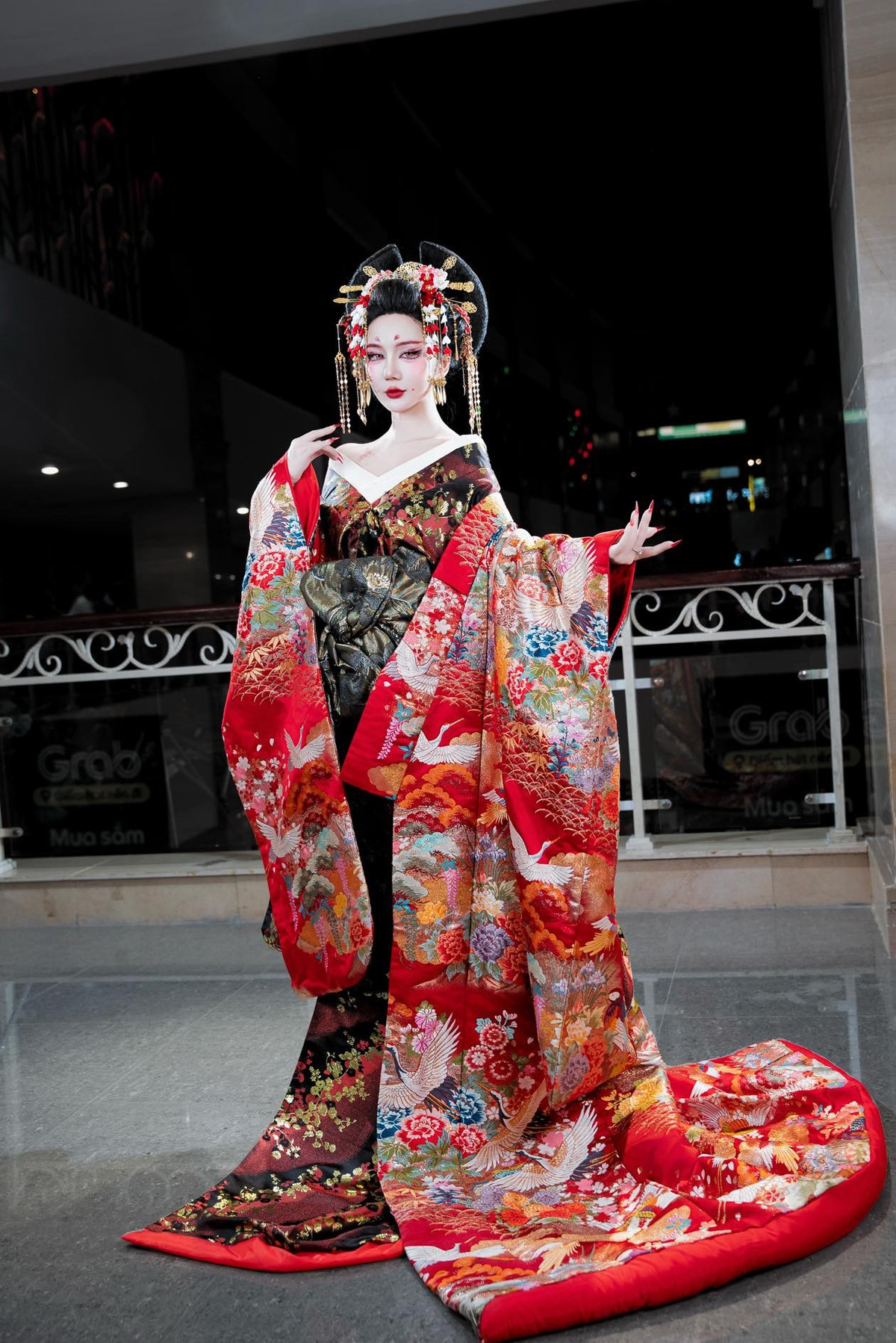 Từng ánh mắt, từng biểu cảm của cô đều lột tả được cái hồn của Ahri: vừa có sự lả lướt, quyến rũ của một hồ ly, vừa có sự lạnh lùng, bí ẩn của một nữ pháp sư.