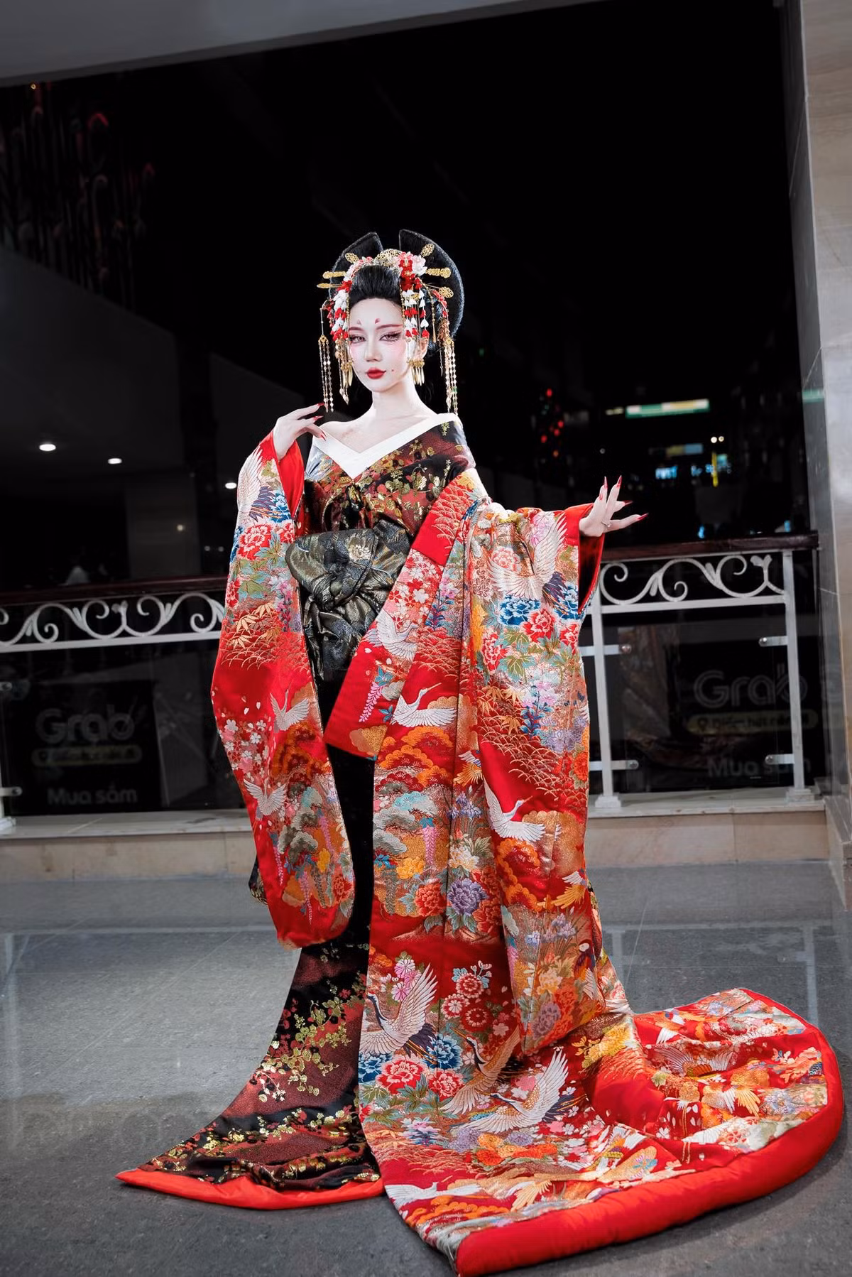 Từng ánh mắt, từng biểu cảm của cô đều lột tả được cái hồn của Ahri: vừa có sự lả lướt, quyến rũ của một hồ ly, vừa có sự lạnh lùng, bí ẩn của một nữ pháp sư.