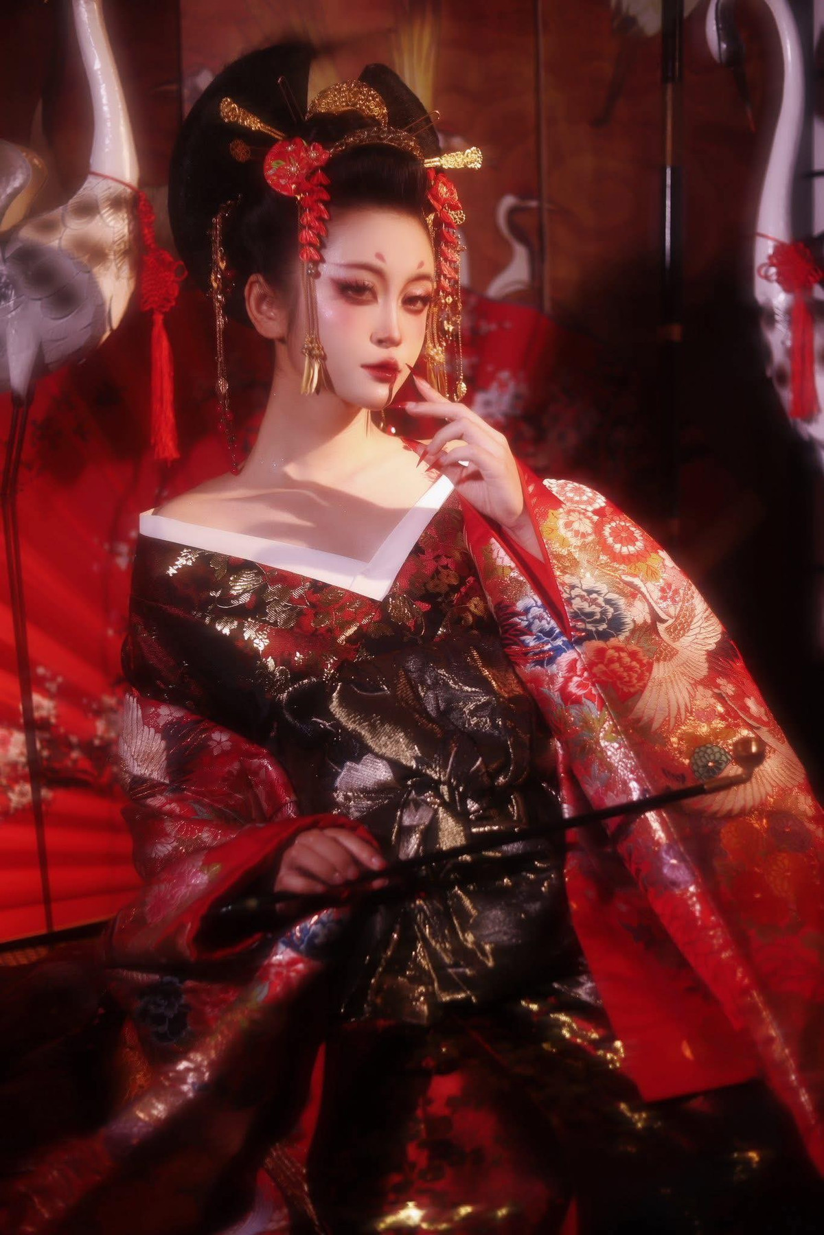 Khuôn mặt của Phan Hoàng Thiên Thy đã được trang điểm một cách hoàn hảo, làm nổi bật lên vẻ đẹp kiêu sa, đôi mắt sắc sảo và bờ môi quyến rũ.