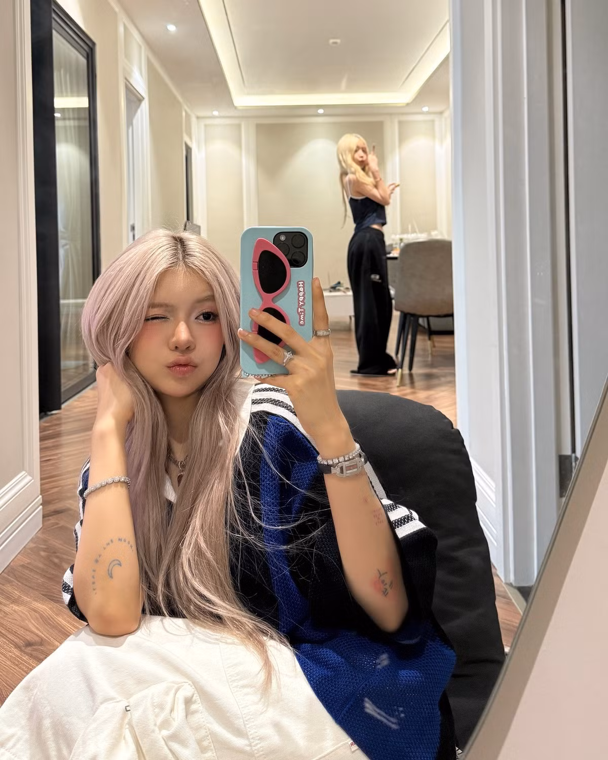 Nàng hot girl TikTok luôn biết cách làm mới bản thân, cập nhật những xu hướng mới nhất để không ngừng thu hút sự chú ý của khán giả.