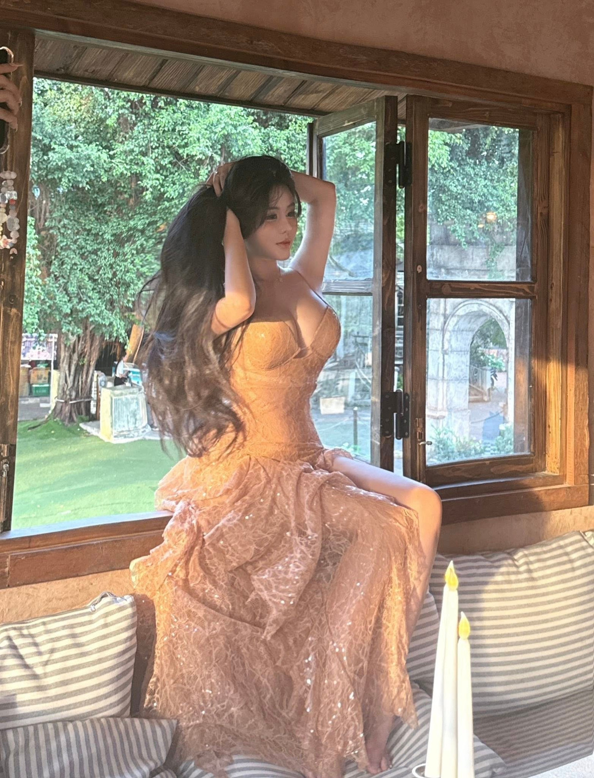 Nhiều người nhận xét rằng, dù không cần trang phục cầu kỳ hay phụ kiện lộng lẫy, Võ Ngọc Trân vẫn thừa sức "đốt mắt" người xem bằng chính vẻ đẹp tự nhiên và sức hút riêng của mình.