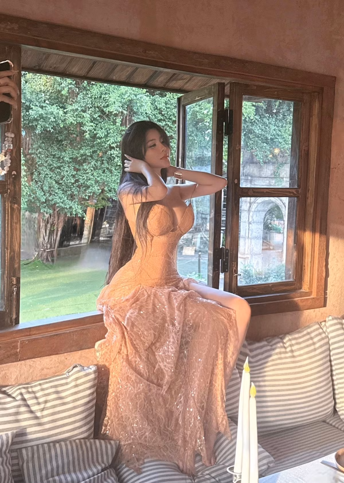 Trong những hình ảnh mới nhất được chia sẻ trên trang cá nhân, Võ Ngọc Trân xuất hiện với thần thái tự tin, sang chảnh cùng vóc dáng "đồng hồ cát" đáng mơ ước.