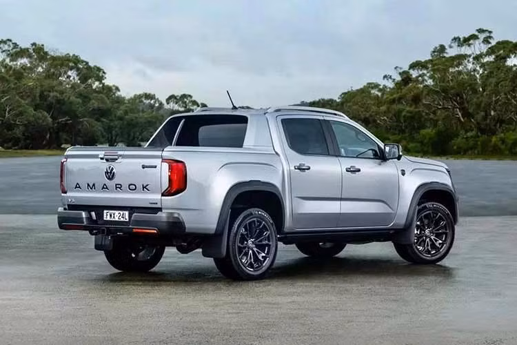 Khác với Ford Ranger Raptor thiên về địa hình, Walkinshaw phát triển W600 để vận hành trên đường nhựa. Xe được trang bị giảm xóc Koni thiết kế riêng với công nghệ giảm chấn thích ứng theo tần số dao động mặt đường (FSD), hiệu chỉnh van hệ thống treo riêng, thanh cân bằng sau dày hơn 22 mm và hệ thống lái được tinh chỉnh để cho phản hồi nhanh hơn khi vào cua.