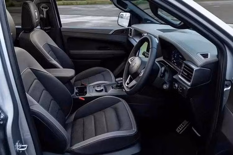 Không có gì ngạc nhiên khi trang bị tiêu chuẩn của Volkswagen Amarok W600 khá phong phú. Xe có nội thất bọc da Savona, ghế trước sưởi với tựa đầu thêu logo Walkinshaw, bàn đạp bằng nhôm, màn hình thông tin giải trí 12 inch và hệ thống âm thanh Harman Kardon 8 loa.