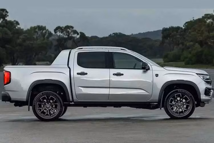 Volkswagen Amarok W600 đã lần đầu tiên ra mắt vào tháng 6/2025. Mãi đến nay, Volkswagen mới công bố giá bán của phiên bản này trước khi những chiếc xe đầu tiên được bàn giao vào tháng 9/2026. Theo đó, tại thị trường Úc, Volkswagen Amarok W600 có giá giá khởi điểm 91.990 AUD (khoảng 1,692 tỷ đồng), chưa bao gồm các chi phí lăn bánh.