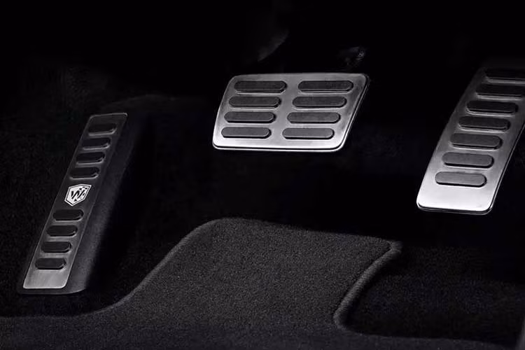Động cơ kết hợp với hộp số tự động 10 cấp và hệ dẫn động bốn bánh. Điều này khiến xe kém xa Ford Ranger Raptor dù đắt hơn đáng kể. Mẫu xe nhà Ford sở hữu công suất tối đa 392 mã lực và mô-men xoắn cực đại 583 Nm từ động cơ V6, tăng áp kép, dung tích 3.0L.
