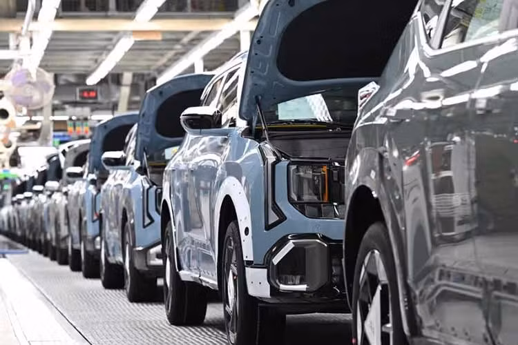 So với phiên bản toàn cầu, mẫu SUV cỡ B Kia Seltos 2027 mới được bổ sung nhiều trang bị độc quyền nhằm tăng sức cạnh tranh trước các đối thủ. Một trong những thay đổi đáng chú ý nhất nằm ở kích thước. Seltos phiên bản Trung Quốc được kéo dài thêm 75 mm, nâng chiều dài cơ sở lên 2.690 mm, thuộc nhóm lớn nhất phân khúc.