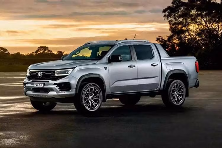 Volkswagen Amarok thế hệ thứ hai là mẫu bán tải ít được biết đến hơn so với Ranger dù chia sẻ cùng nền tảng và đều được sản xuất tại nhà máy của Ford ở Nam Phi. Volkswagen chưa từng phát triển một phiên bản địa hình kiểu Baja theo tinh thần của Ford Ranger Raptor. Tuy nhiên, nhưng tại thị trường Úc, khách hàng lại có một biến thể đầu bảng mang tên W600.