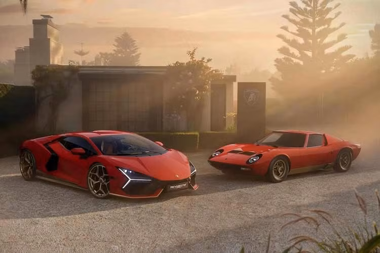 Những điểm nổi bật khác trên Lamborghini Revuelto Miura 60° Homage bao gồm heo phanh màu đen bóng và logo Lamborghini cùng màu, cũng như ống xả màu đen mờ. Mẫu xe này cũng có logo Miura 60 trên ốp dọc thân.