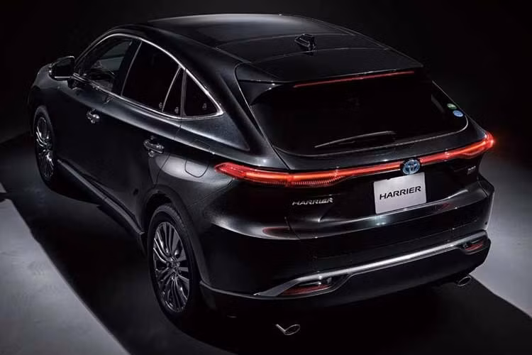 Sau đợt tinh giản danh mục sản phẩm, mẫu SUV Toyota Harrier hybrid 2027 mới này chỉ còn được phân phối với hệ truyền động hybrid tự sạc (HEV). Hệ thống hybrid tiếp tục sử dụng động cơ xăng 2.5L 4 xi-lanh kết hợp mô-tơ điện.