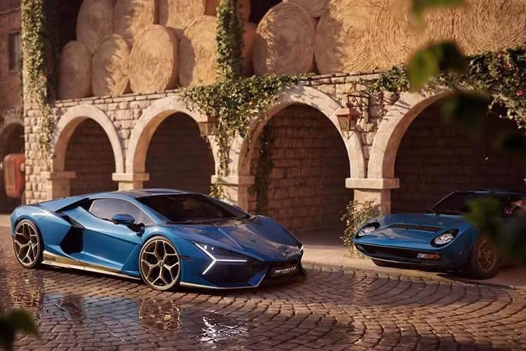 Đó là Aventador Miura Homage đặc biệt kỷ niệm 50 năm được ra mắt cách đây 10 năm và có vẻ như đây sẽ là truyền thống được Lamborghini kế thừa nếu như hãng đã tung ra siêu xe hậu duệ cho Revuelto trong vòng 10 năm tới.