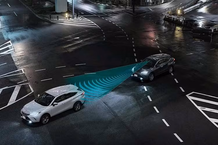 Toyota đã bắt đầu nhận đặt hàng Harrier 2027 tại Nhật Bản. Do loại bỏ phiên bản động cơ xăng tiêu chuẩn, giá bán khởi điểm của mẫu SUV này cũng tăng nhẹ. Phiên bản HEV G 2WD có giá từ 4,396 triệu Yên (khoảng 28.100 USD), trong khi phiên bản cao cấp nhất Z Leather Package Night Shade E-Four có giá 5,562 triệu Yên (khoảng 35.600 USD).