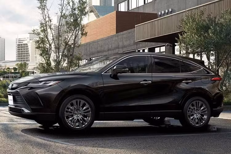 Mới đây, Toyota đã chính thức giới thiệu phiên bản nâng cấp 2027 của Harrier với một số thay đổi về hệ truyền động và trang bị. Điểm đáng chú ý nhất trên Harrier 2027 là việc loại bỏ hoàn toàn phiên bản sử dụng động cơ xăng 2.0L và biến thể plug-in hybrid (PHEV) 2.5L.