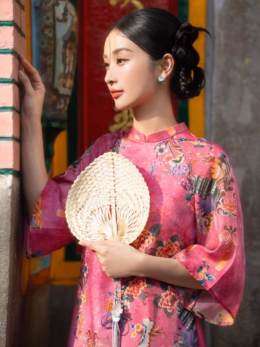 Thần thái của Jun Vũ trong loạt ảnh được nhận xét là vừa cổ điển vừa hiện đại. Sự kết hợp giữa trang phục truyền thống, bối cảnh nhuốm màu thời gian và nét đẹp trong trẻo của cô tạo nên tổng thể hài hòa, khiến Jun Vũ trông như bước ra từ một bức tranh xưa – dịu dàng, tinh tế nhưng vẫn rất cuốn hút.