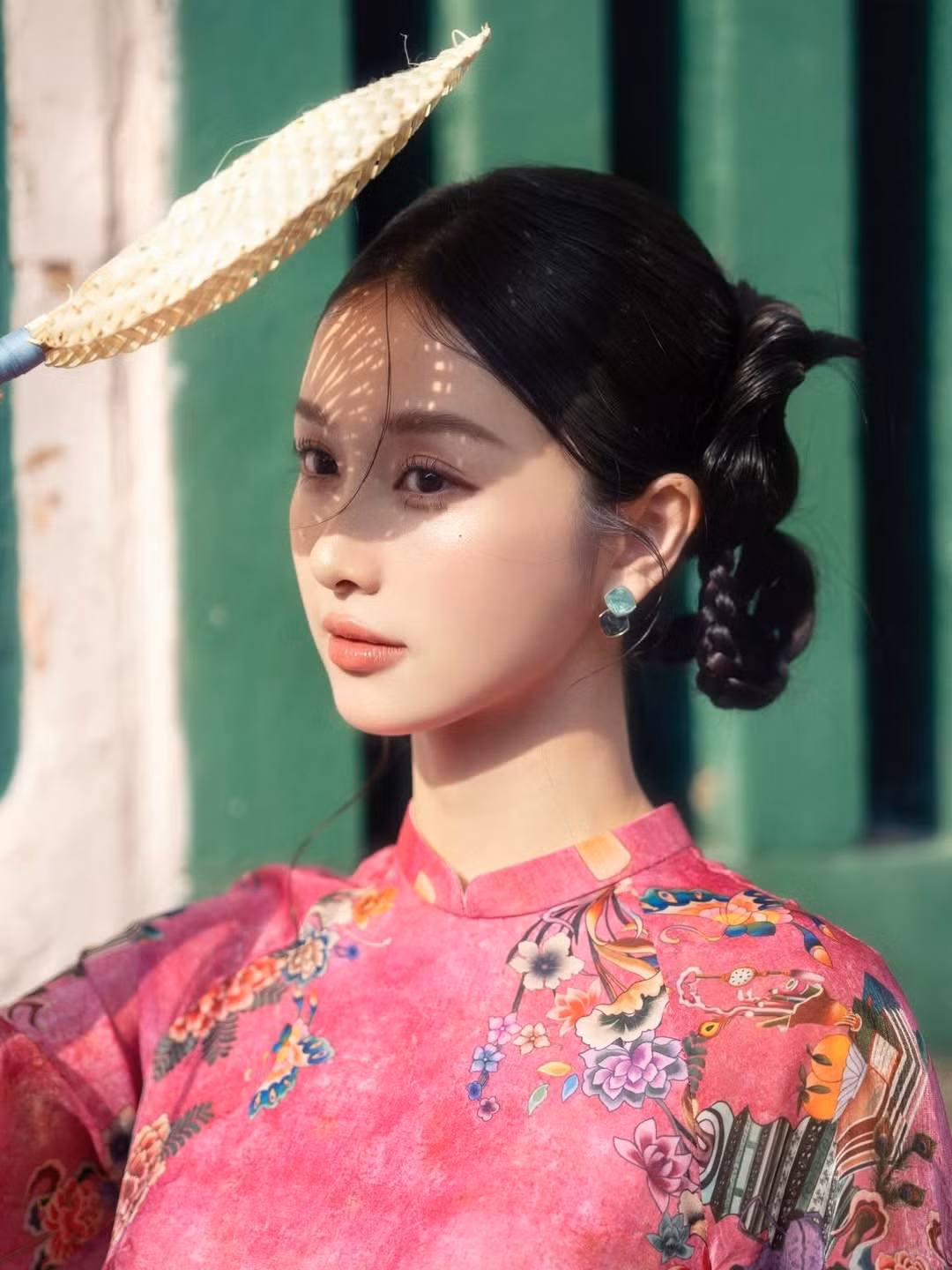 Trong bộ ảnh, Jun Vũ xuất hiện với gương mặt nhỏ nhắn, đường nét hài hòa và làn da trắng mịn nổi bật dưới ánh nắng.