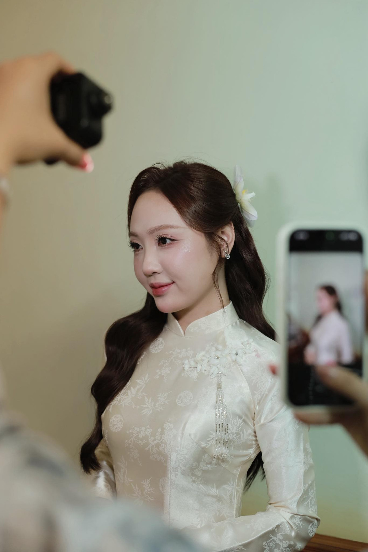 Khác với nhiều nàng WAGs theo đuổi phong cách gợi cảm, Hà Dương chọn cho mình lối sống nhẹ nhàng và phong cách thời trang tinh tế, thanh lịch. Chính vẻ đẹp tri thức và sự giản dị này đã giúp cô ghi điểm tuyệt đối trong lòng người hâm mộ.