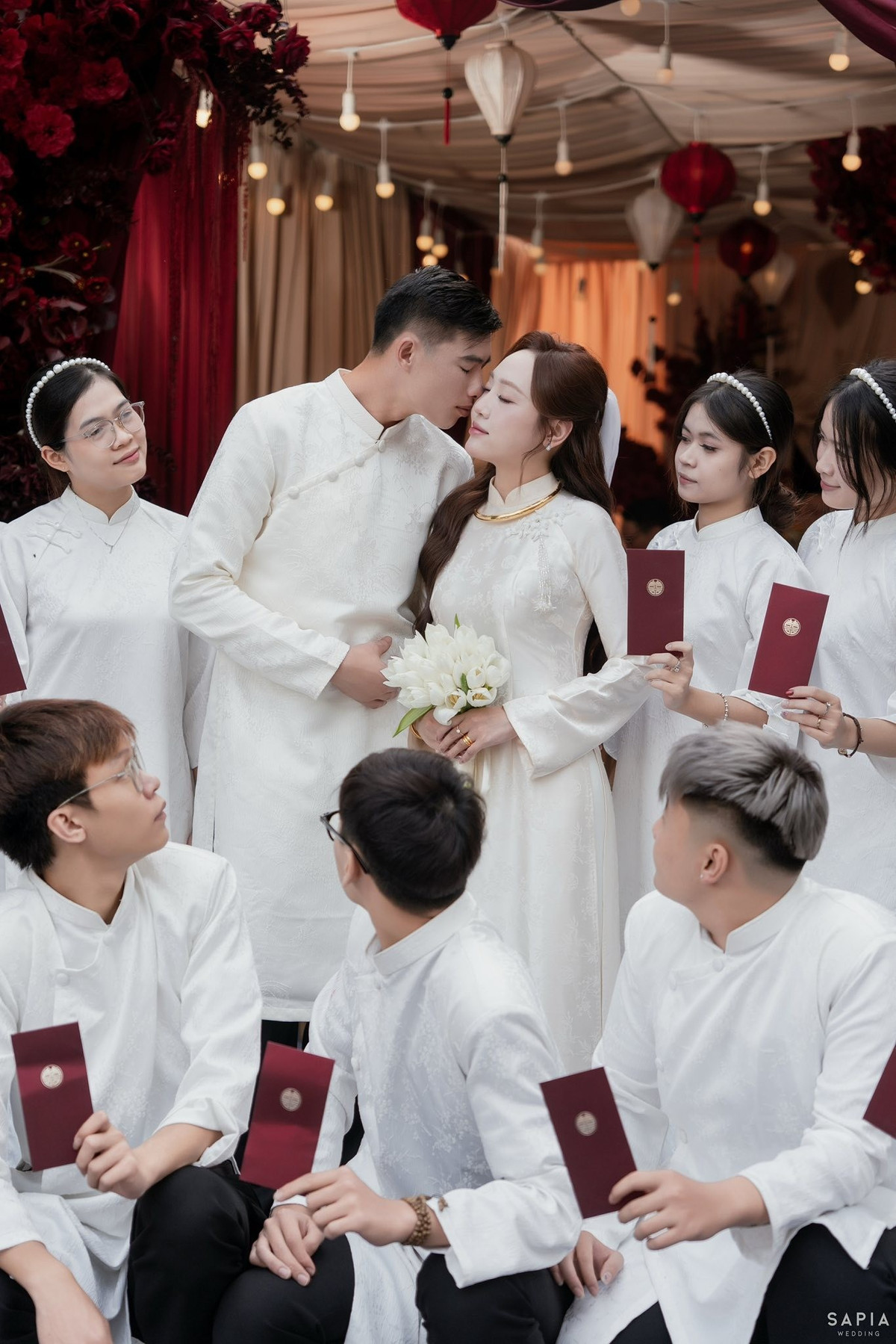 Sau 5 năm gắn bó đầy kín tiếng nhưng bền chặt, cựu thủ môn của CLB Hà Nội - Quan Văn Chuẩn đã chính thức tổ chức lễ ăn hỏi cùng bạn gái Nguyễn Vũ Hà Dương vào tháng 12/2025.