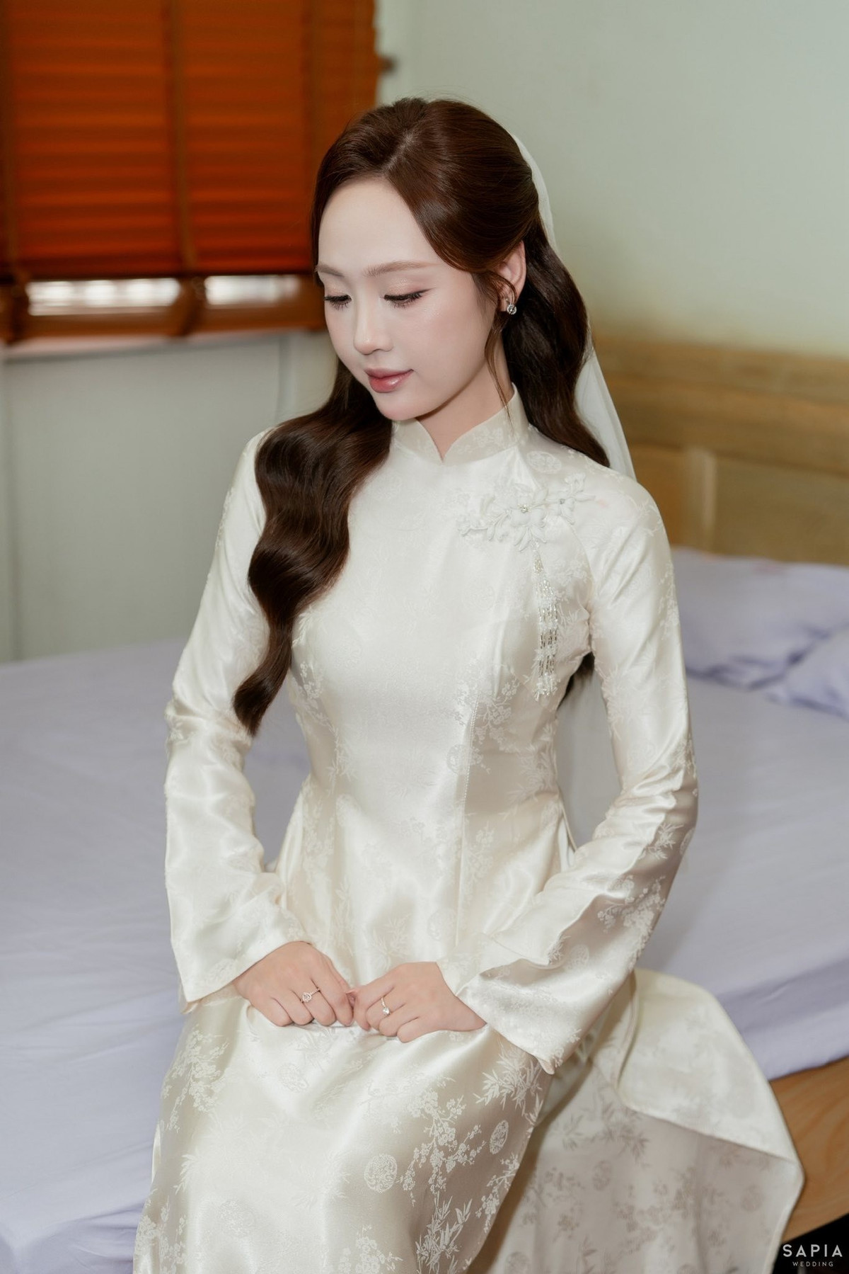 Trong những khung hình được chia sẻ, Hà Dương xuất hiện với vẻ đẹp ngọt ngào, đậm chất Á Đông. Cô sở hữu gương mặt thanh tú, nụ cười rạng rỡ.