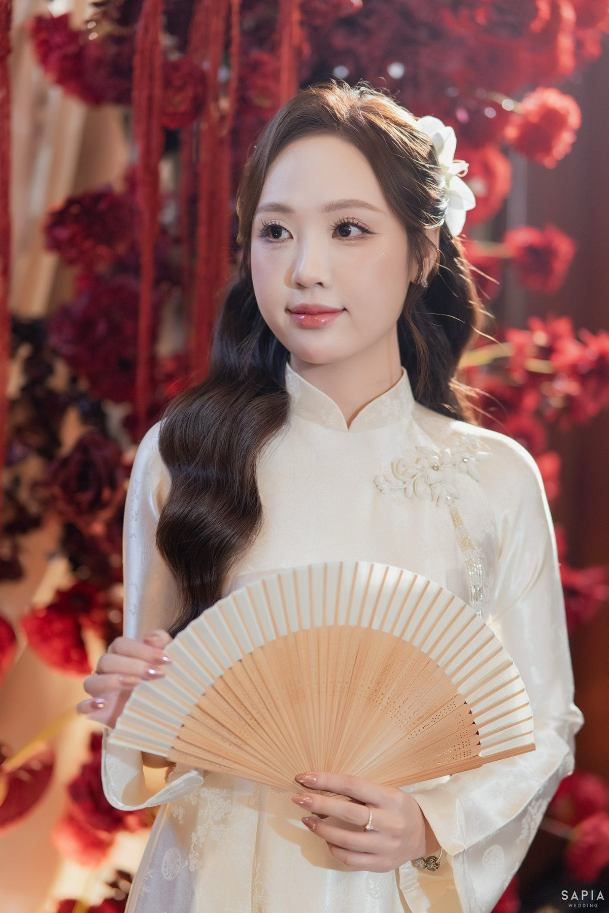 Đám cưới của Quan Văn Chuẩn và Nguyễn Vũ Hà Dương nhanh chóng thu hút sự chú ý của người hâm mộ bóng đá Việt Nam, không chỉ bởi danh tiếng của chàng "nhện vương" mà còn bởi nhan sắc rạng rỡ của cô dâu.