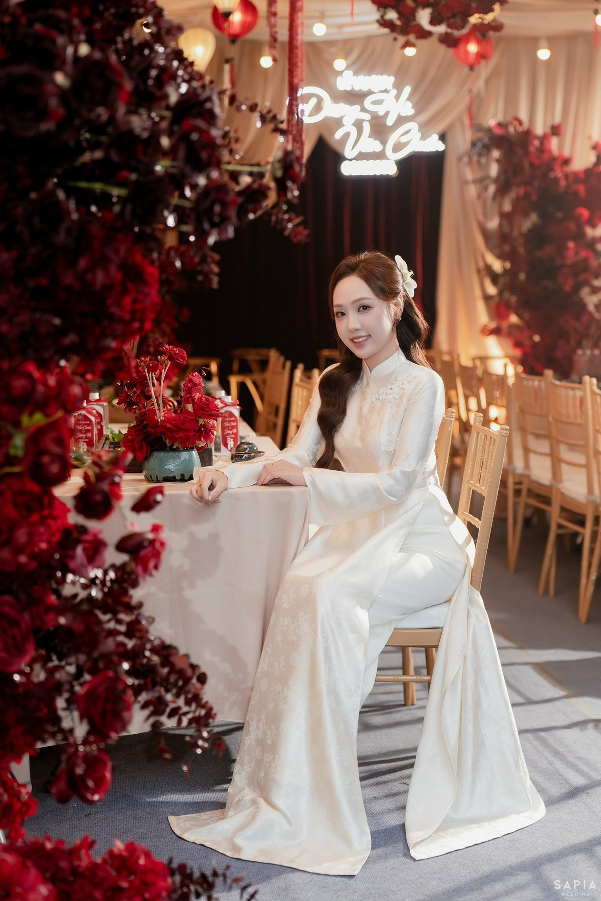 Dù hơn chồng sắp cưới 3 tuổi, nhưng khi đứng cạnh Quan Văn Chuẩn, cặp đôi vẫn được khen ngợi là "trai tài gái sắc" nhờ vẻ ngoài trẻ trung và sự tương đồng về phong cách.