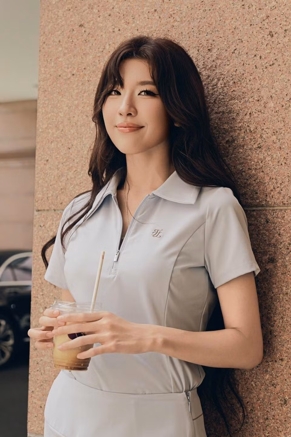 Lamoon tốt nghiệp Á khoa ngành Diễn viên của Đại học Sân khấu Điện ảnh TP. HCM và được chú ý nhờ khả năng sáng tác, kết hợp nhiều thể loại âm nhạc hiện đại với giai điệu dân ca.