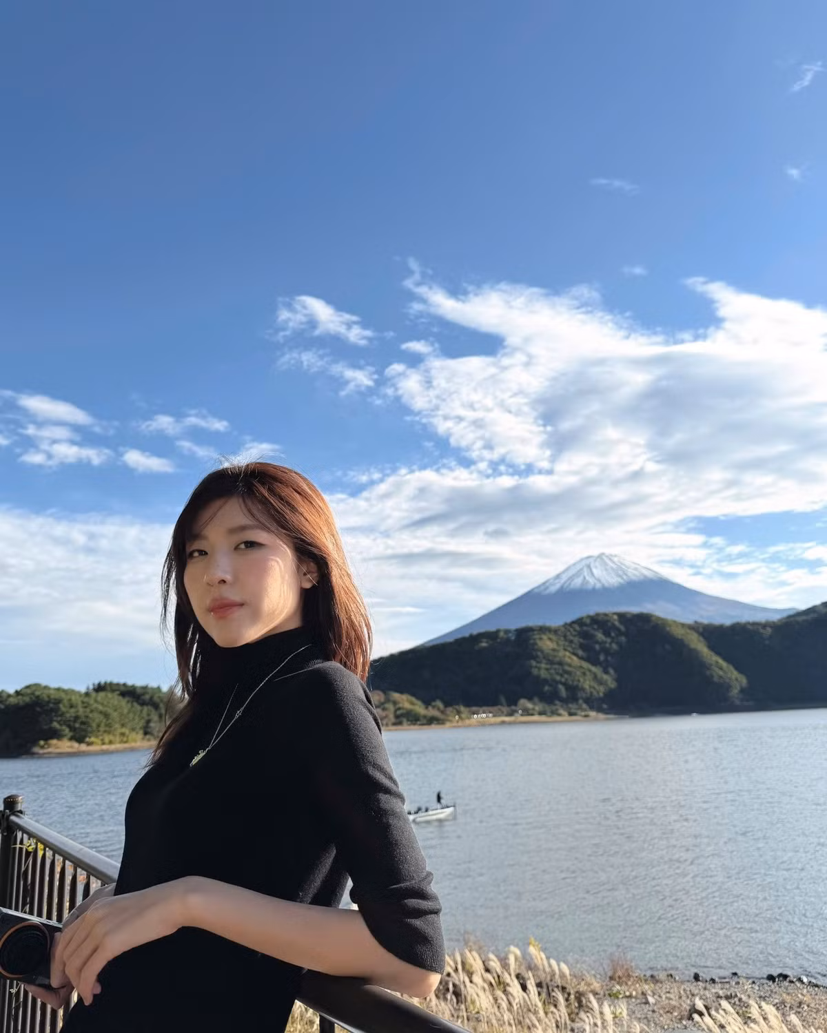 Không chỉ hoạt động âm nhạc, Lamoon còn gây thiện cảm nhờ sự chỉn chu, tinh tế và cách cô tương tác thân thiện với người hâm mộ trên mạng xã hội. Mỗi lần đăng ảnh, nữ ca sĩ đều nhanh chóng tạo thành chủ đề được quan tâm.