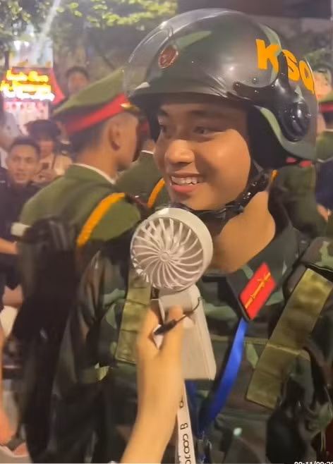 Chiến sĩ có tên Lê Văn Tú (SN 2005) gây ấn tượng với gương mặt điển trai. Hiện anh đang công tác trong khối Kiểm soát quân sự. Ảnh: novt11th11