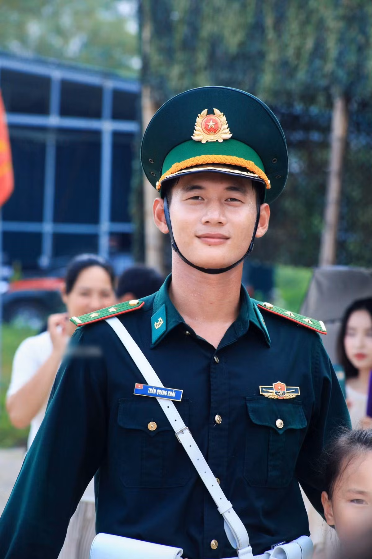 Trung úy Trần Quang Khải (SN 2002) khối trưởng Khối Sĩ quan Bộ đội Biên phòng tiếp tục gây chú ý. Visual 10 điểm không có nhưng của Trần Quang Khải. Anh chàng nổi rần rần từ A50 sang A80. Ảnh: FBNV