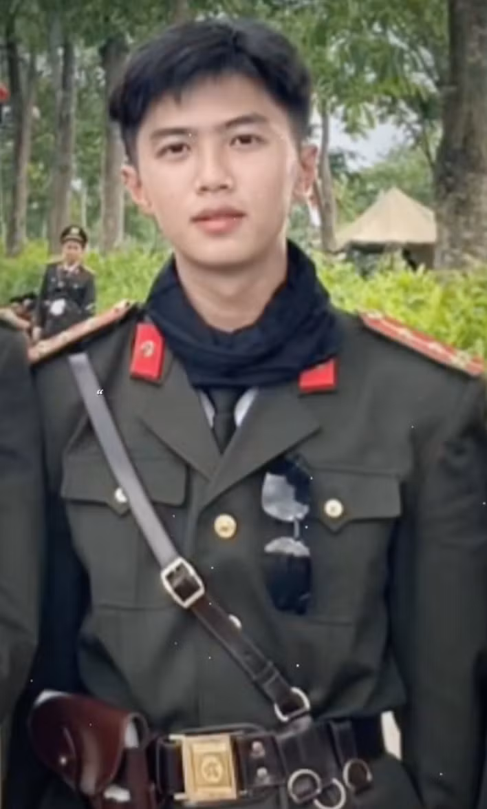 Vi Hoàng Thế Duyệt (sinh năm 2005) thuộc khối Nam sĩ quan An ninh nhân dân. Chàng trai sinh năm 2005 nổi tiếng với visual cực phẩm. Ảnh: MXH.