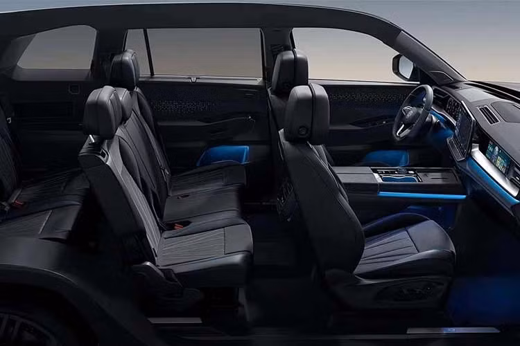 Volkswagen không ngần ngại trang bị cho mẫu SUV chủ lực những tính năng chiều lòng khách hàng nhất. Toàn bộ các vị trí ngồi đều có chức năng sưởi ấm và làm mát tiêu chuẩn, trong khi ghế hành khách phía trước có thể ngả phẳng thành giường ngủ tiện lợi.
