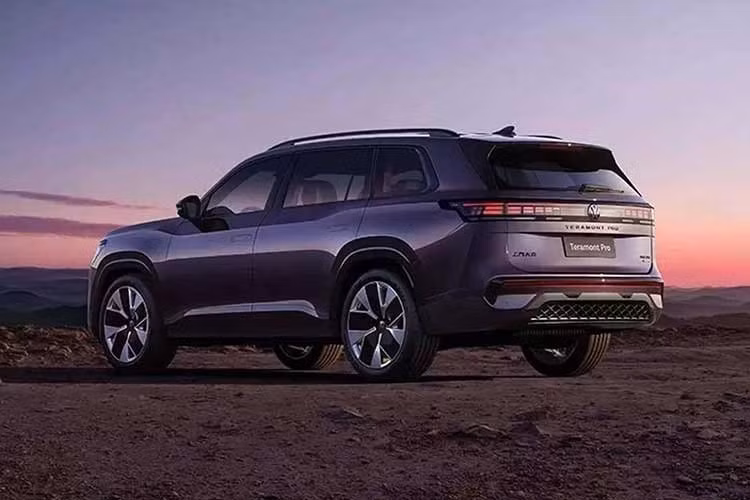 Volkswagen Teramont Pro 2026 sở hữu ngôn ngữ thiết kế hình hộp cứng cáp nhưng không kém phần sang trọng với lưới tản nhiệt kín, dải LED xuyên suốt và cụm đèn pha hai tầng hiện đại tương tự "người anh em" Teramont X.