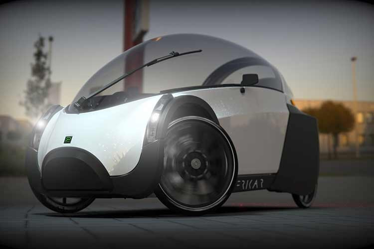 Phía trước xe được trang bị cần gạt nước để hỗ trợ khi mưa hoặc tuyết rơi, đồng thời nhà sản xuất cung cấp tùy chọn lốp và vành dành cho mùa đông. Thiết kế này không chỉ mang tính thẩm mỹ mà còn bảo vệ người dùng tuyệt đối trước các tác động của thời tiết, trong khi vẫn đảm bảo tầm nhìn toàn cảnh cho người lái.