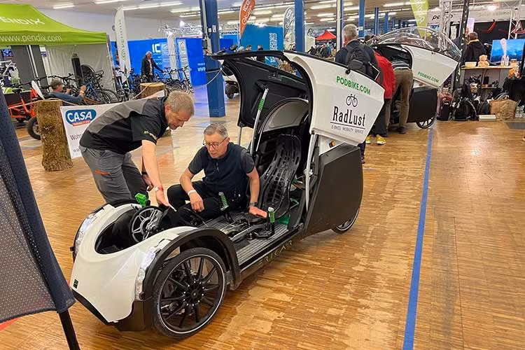 Dù mang kiểu dáng hầm hố của một phương tiện bốn bánh, TwoZero thực tế chỉ rộng hơn tay lái xe đạp thông thường một chút. Kích thước nhỏ gọn này cho phép xe len lỏi dễ dàng qua các con phố hẹp hoặc di chuyển an toàn trong làn đường dành riêng cho xe thô sơ.