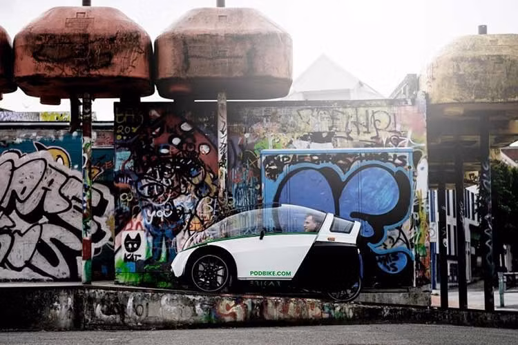 Xét về khía cạnh kinh tế, TwoZero tiêu thụ khoảng 15 Wh cho mỗi km. Với một lần sạc, xe có thể di chuyển tối đa khoảng 60 km, tương đương mức điện năng chưa đến 1 kWh. Pin được thiết kế dạng mô-đun tháo rời, cho phép thay thế nhanh chỉ trong khoảng 20 giây, phù hợp với nhu cầu sử dụng liên tục trong ngày.