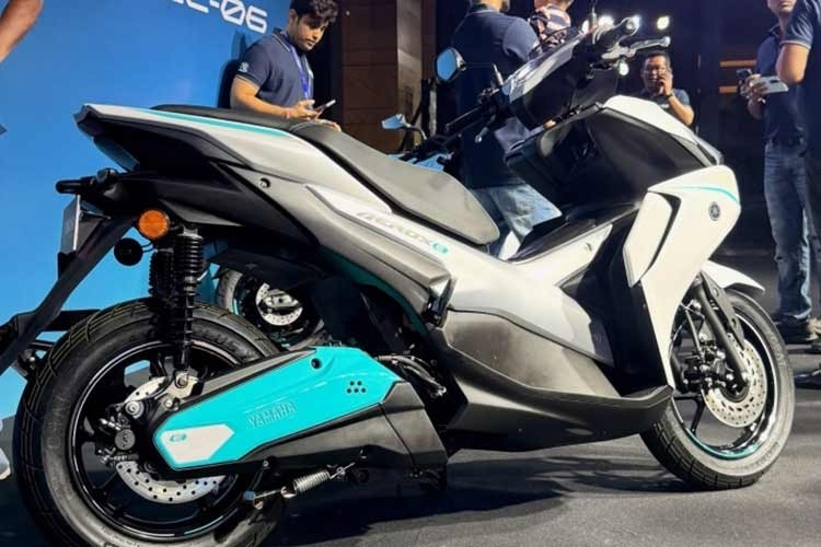 Hệ thống pin hỗ trợ sạc tại nhà thông qua ổ cắm tiêu chuẩn với thời gian sạc đầy khoảng 8 giờ và được bảo hành trong 3 năm hoặc 30.000 km. Độ bền của xe được đảm bảo khi động cơ và pin đạt chuẩn kháng nước, kháng bụi IP67, trong khi các linh kiện điện tử khác đạt chuẩn IP65.