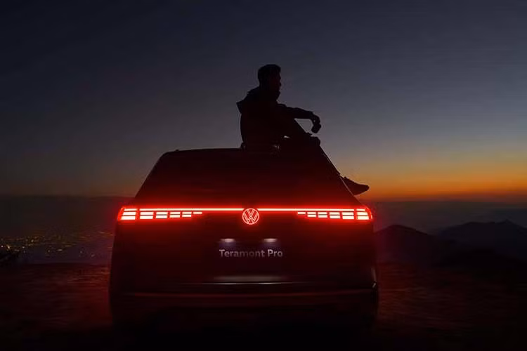 Sự xuất hiện của Teramont Pro cũng đánh dấu chấm hết cho phiên bản nhập Mỹ hiện đang kinh doanh tại Việt Nam. Để chuẩn bị cho cuộc chuyển giao này, các đại lý đang triển khai chương trình ưu đãi đậm sâu nhằm xả kho các lô xe cũ. Cụ thể, phiên bản Teramont Base hiện được ưu đãi tới 210 triệu đồng, đưa giá bán thực tế xuống còn 1,788 tỷ đồng.