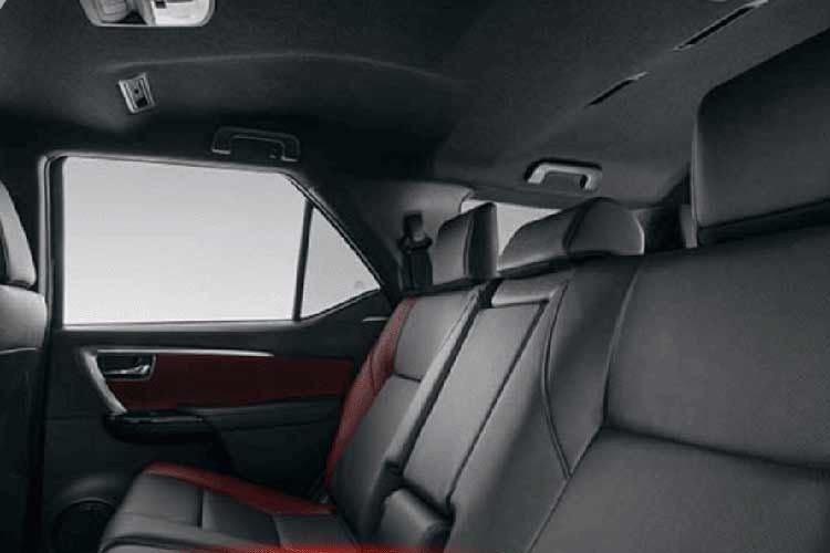 Ngoài ra, gói hỗ trợ lái Toyota Safety Sense thế hệ mới được dự đoán sẽ trở thành trang bị tiêu chuẩn trên nhiều phiên bản, nâng cao đáng kể yếu tố an toàn. Dự đoán, phiên bản GR Sport nhiều khả năng vẫn sẽ được Toyota duy trì trên Fortuner thế hệ mới.