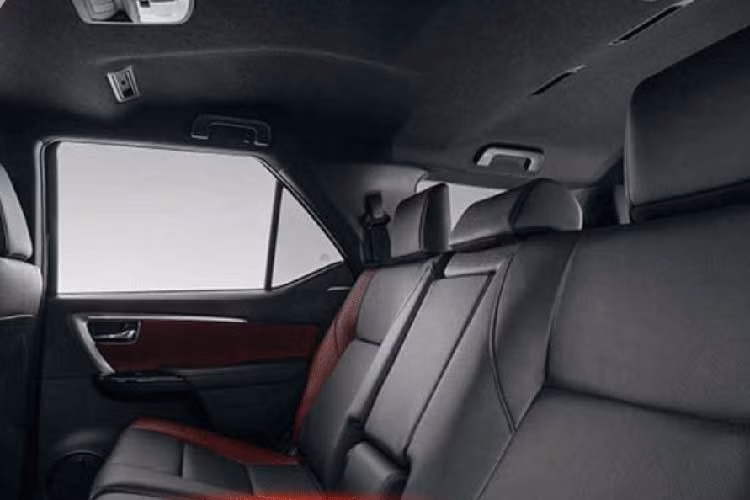 Ngoài ra, gói hỗ trợ lái Toyota Safety Sense thế hệ mới được dự đoán sẽ trở thành trang bị tiêu chuẩn trên nhiều phiên bản, nâng cao đáng kể yếu tố an toàn. Dự đoán, phiên bản GR Sport nhiều khả năng vẫn sẽ được Toyota duy trì trên Fortuner thế hệ mới.