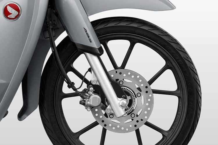 Còn phiên bản màu Premium Silver Metallic mang sắc bạc sáng, sạch sẽ, đi kèm yên xe hai tông màu, tạo nên diện mạo hiện đại và gọn gàng hơn theo phong cách đương đại. Hai màu mới này được phân phối song song với màu Pearl Bosphorus Blue quen thuộc, nâng tổng số lựa chọn màu sắc của Super Cub C125 2026 lên ba tùy chọn.