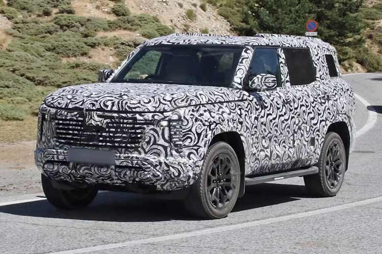 Ngoài ra, Mitsubishi có thể giới thiệu tùy chọn hộp số mới nhằm cải thiện mức tiêu hao nhiên liệu.Điểm đáng chú ý khác nằm ở hệ thống treo. Dự kiến, Pajero mới sẽ được trang bị hệ thống treo sau đa liên kết, mang đến sự êm ái vượt trội so với hệ thống nhíp trên bản bán tải Triton, từ đó nâng tầm trải nghiệm cho người dùng gia đình – đối tượng khách hàng mục tiêu của dòng xe này.