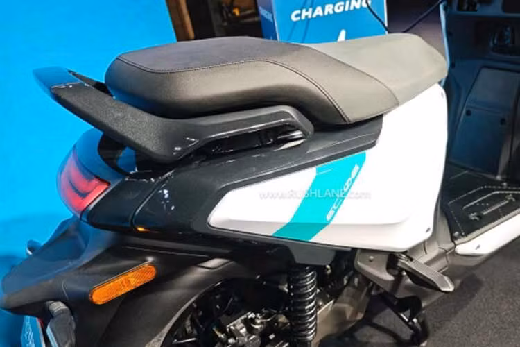 Cung cấp sức mạnh cho EC-06 là khối động cơ đồng bộ nam châm vĩnh cửu bên trong (IPMSM) đi kèm bộ pin cố định dung lượng 4 kWh. Xe đạt tốc độ tối đa 79 km/h, mô-men xoắn cực đại 26 Nm và công suất đỉnh 6,7 kW.