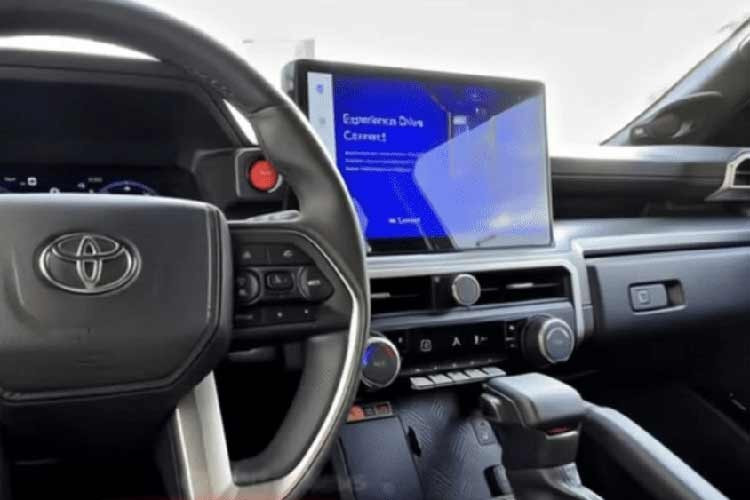 Bên trong khoang lái, Fortuner 2026 được kỳ vọng sẽ có bước nâng cấp đáng kể, mẫu SUV này nhiều khả năng sẽ được trang bị cụm đồng hồ kỹ thuật số hoàn toàn, trong khi màn hình trung tâm có thể được thiết kế liền mạch với bảng táp-lô để tăng tính hiện đại và trực quan.