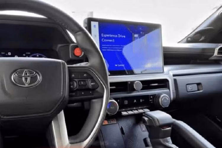 Bên trong khoang lái, Fortuner 2026 được kỳ vọng sẽ có bước nâng cấp đáng kể, mẫu SUV này nhiều khả năng sẽ được trang bị cụm đồng hồ kỹ thuật số hoàn toàn, trong khi màn hình trung tâm có thể được thiết kế liền mạch với bảng táp-lô để tăng tính hiện đại và trực quan.