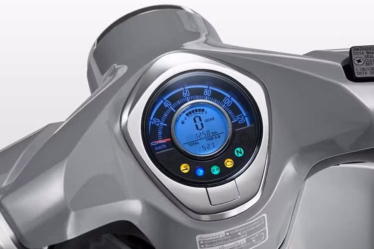 Cách tiếp cận này cho thấy định hướng duy trì bản sắc truyền thống của mẫu xe máy số huyền thoài Honda Super Cub, đồng thời tinh chỉnh phong cách để phù hợp hơn với thị hiếu người dùng trưởng thành.