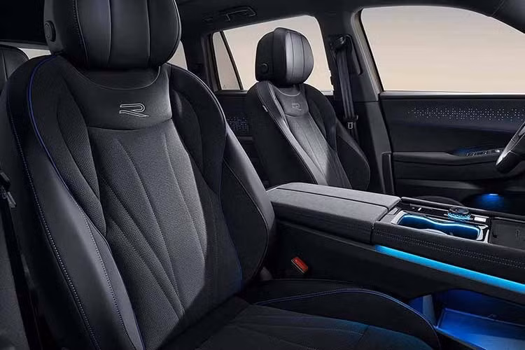 Sự tiện nghi còn được đẩy lên tối đa với dàn âm thanh Harman Kardon cao cấp, cửa sổ trời toàn cảnh và hệ thống đèn viền nội thất 30 màu. Đặc biệt, hàng ghế thứ 3 có khả năng gập điện thông minh, giúp biến hóa dung tích khoang hành lý từ 286 lít lên con số ấn tượng 2.427 lít chỉ bằng một nút bấm.