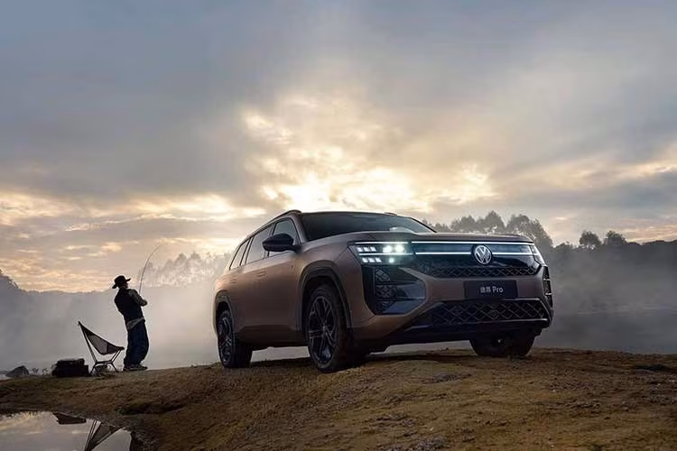 Thông qua hộp số ly hợp kép 7 cấp, giúp xe tăng tốc từ 0-100 km/h chỉ trong 7,6 giây. Bên cạnh đó, các công nghệ hỗ trợ lái bán tự động cấp độ L2+ (IQ.Pilot) và kiểm soát khung gầm thích ứng DCC cũng là những điểm cộng lớn khi so kè với các đối thủ cùng tầm giá.